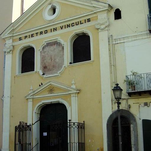Chiesa di S. Pietro in Vinculis su piazza Portanova