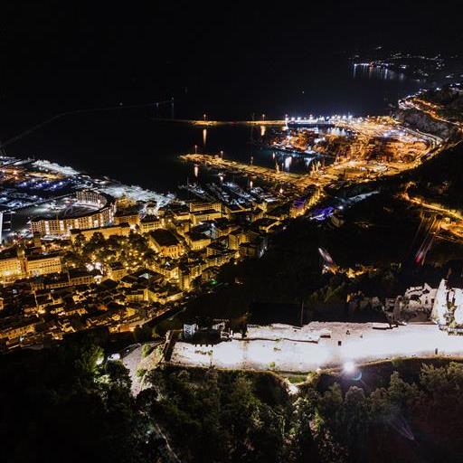 Vista notturna sul castello e il porto di Salerno (PasqualeCa  via Wikimedia Commons - CC4.0)